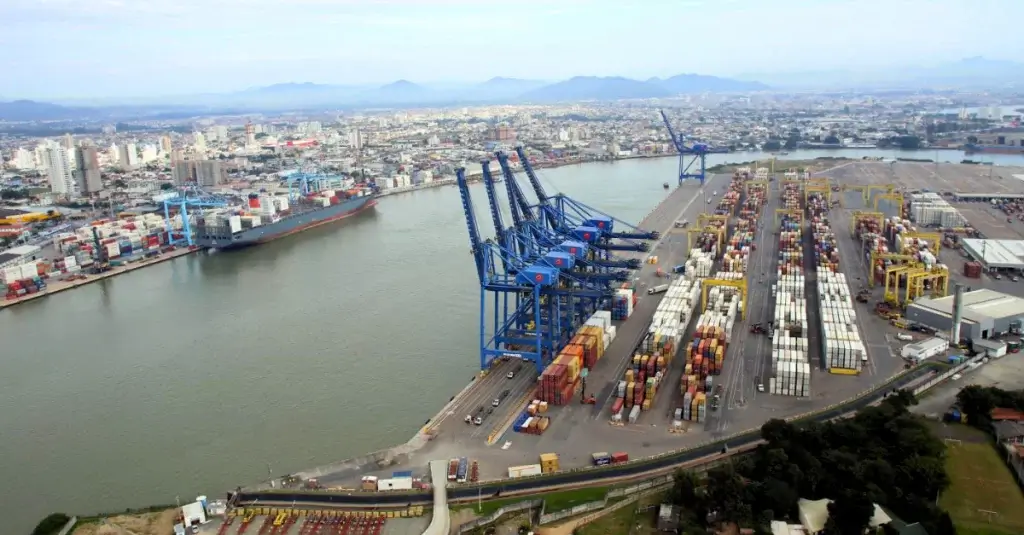 Vista aérea do Complexo Portuário de Itajaí e Navegantes em Santa Catarina.