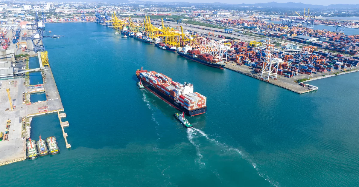 Navio atracando no porto