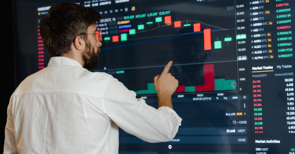 Homem apontado para dados de reforma tributária